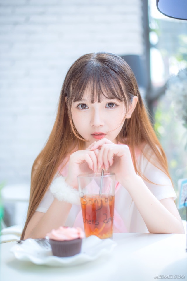 “事急从权，如今既然要用张任，说不得，当用一些手段。”法正微笑道。